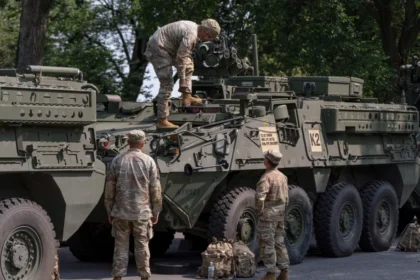 بريطانيا تلوّح بالخيار العسكري ضد إيران.. نائب ستارمر: ضرب مواقع الصواريخ مطروح