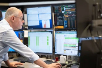 European stocks declined despite slight weekly gains, with investors keeping a close eye on oil