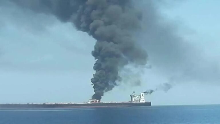 عمان: استهداف ناقلة نفط قبالة سواحل "مسندم" وإصابة 4 من طاقمها