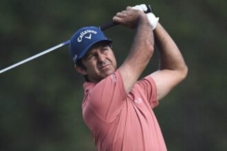 He finished third in the Race to Dubai golf tournament. Otaygui raises the UAE flag in the "Heineen Classic"