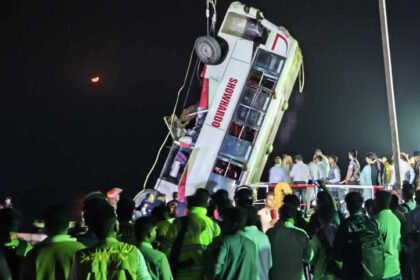 تفاصيل حادثة "نهر بادما": 24 قتيلا بينهم نساء وأطفال في بنغلاديش