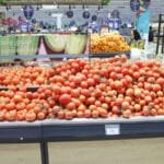 لدعم الأسواق بكميات إضافية من الخضراوات والفواكه.. موردون يكثفون "الشحن البري"