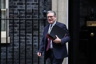 ستارمر: بريطانيا تتحرك لردع تهديدات إيران في الخليج ومنع استغلال بوتين للتصعيد