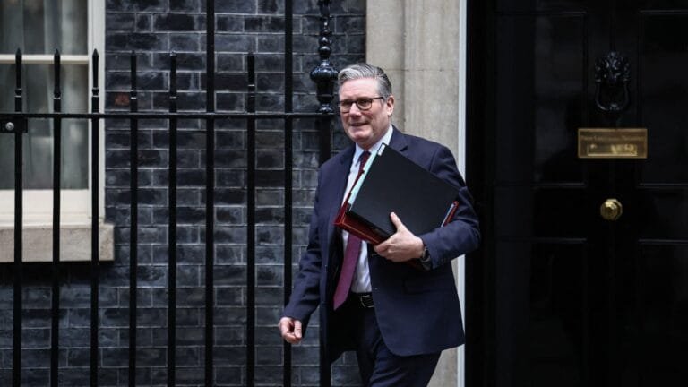 ستارمر: بريطانيا تتحرك لردع تهديدات إيران في الخليج ومنع استغلال بوتين للتصعيد