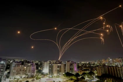 رشقة صاروخية إيرانية تضرب وسط إسرائيل: إصابة امرأة واندلاع حريق في الشارع