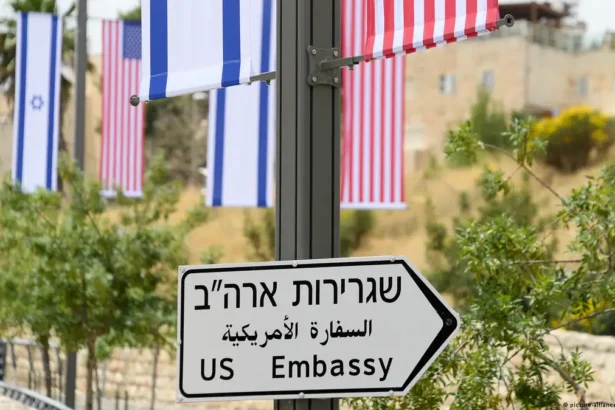 "واشنطن تتراجع خطوة للخلف".. سفارة أمريكا بالقدس تعترف بعجزها عن إجلاء رعاياها وتطالبهم بالبقاء في المنازل