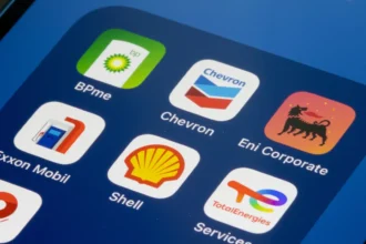 واشنطن تضخ 45 مليون برميل من احتياطيها الاستراتيجي لكبح جماح أسعار النفط