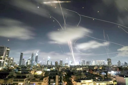 شمال إسرائيل تحت الصواريخ والطائرات المسيرة.. صفارات الإنذار تدوي في كل مكان