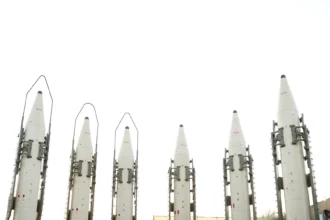 Iranian missiles strike the heart of Tel Aviv... Israelis injured and state of alert declared