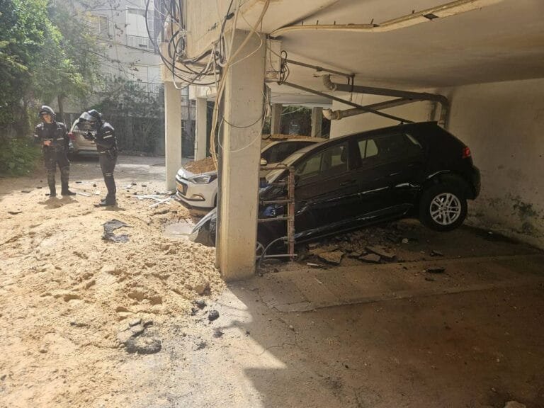 Rockets strike central Israel… and Britain cancels sending aircraft carrier to the Middle East