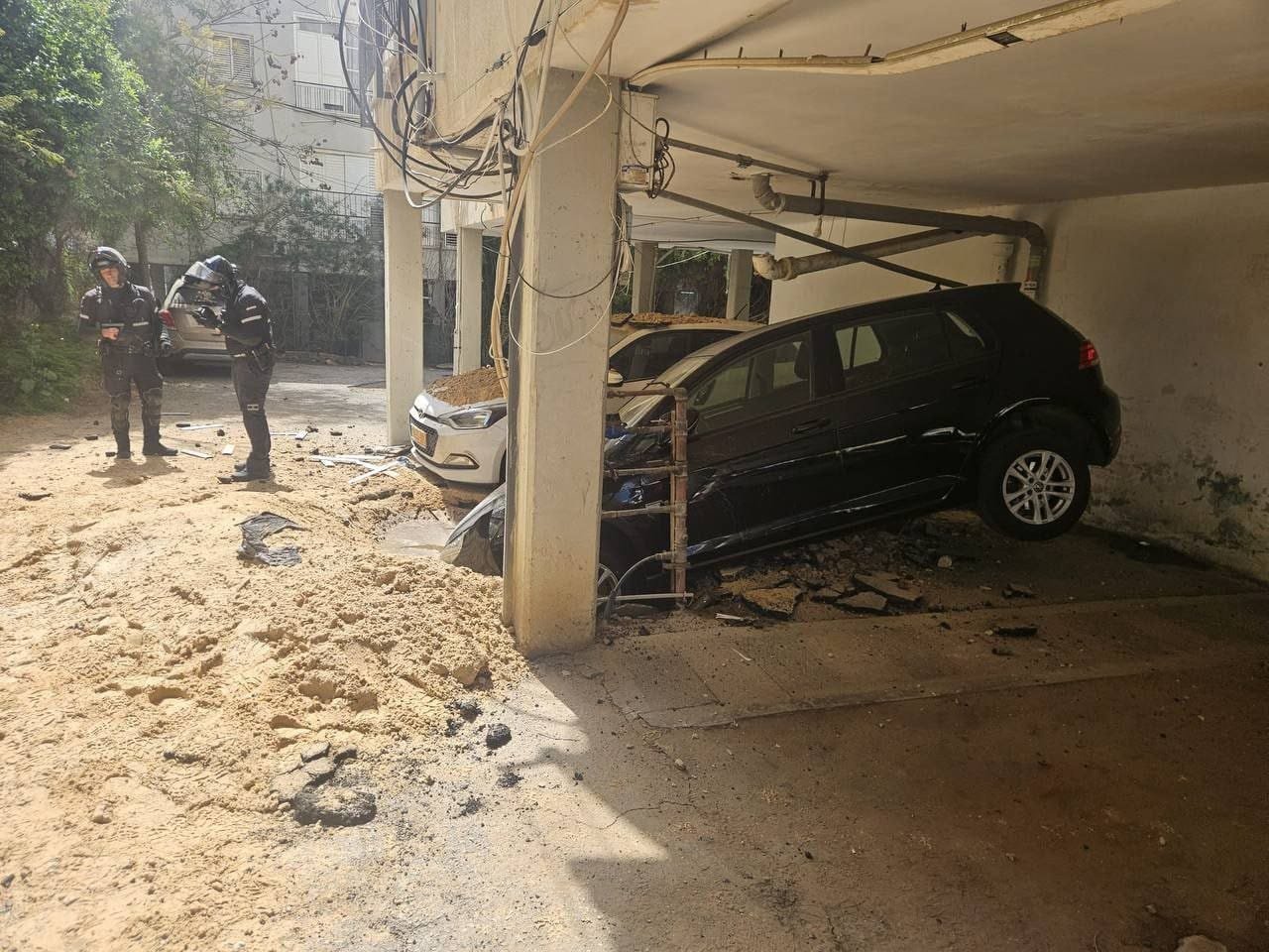 Rockets strike central Israel… and Britain cancels sending aircraft carrier to the Middle East