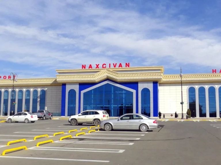 صواريخ ومسيرات إيرانية تستهدف مطار "ناختشيفان" الدولي بأذربيجان