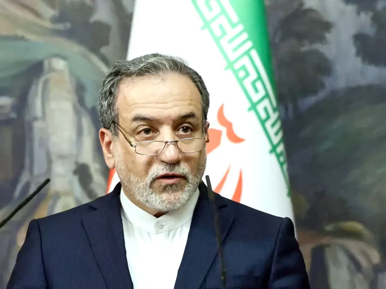 طهران تتوعد واشنطن.. عراقجي أمريكا ستندم بشدة على استهداف فرقاطة في المياه الدولية