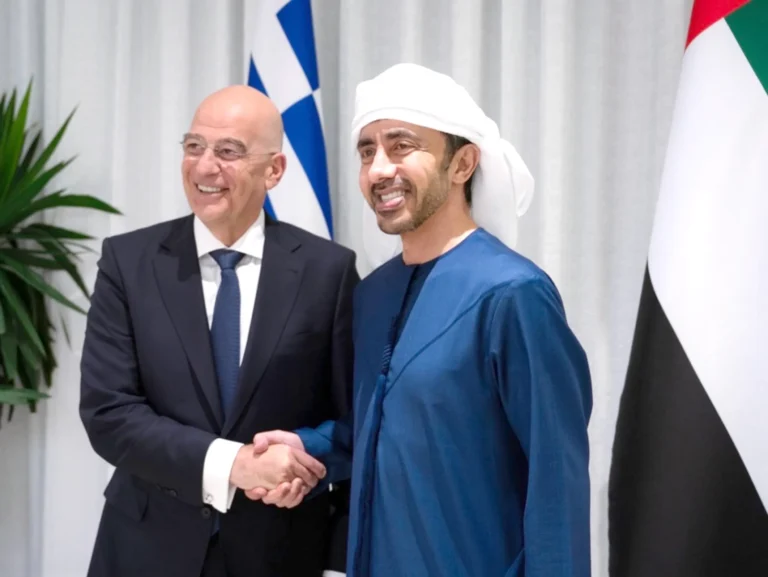 عبدالله بن زايد يستقبل وزير الدفاع اليوناني ويبحث التعاون الإستراتيجي