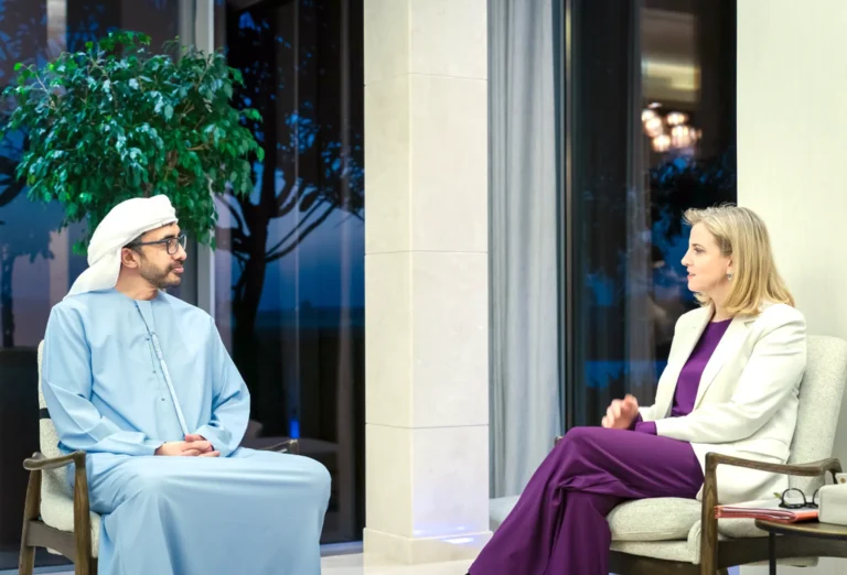 عبدالله بن زايد يلتقي وزيرة الشؤون الأوروبية والدولية بالنمسا