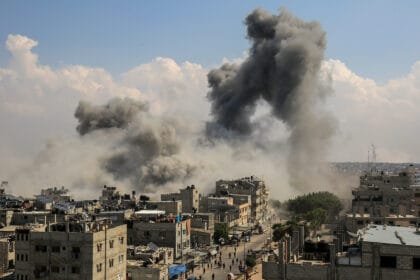 مقتل فلسطينيين في غارة جوية إسرائيلية استهدفت سيارة بمدينة غزة