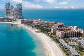 توجيهات للمنشآت السياحية بـ "تمديد" إقامة نزلاء الفنادق المتعذر سفرهم في دبي وأبوظبي