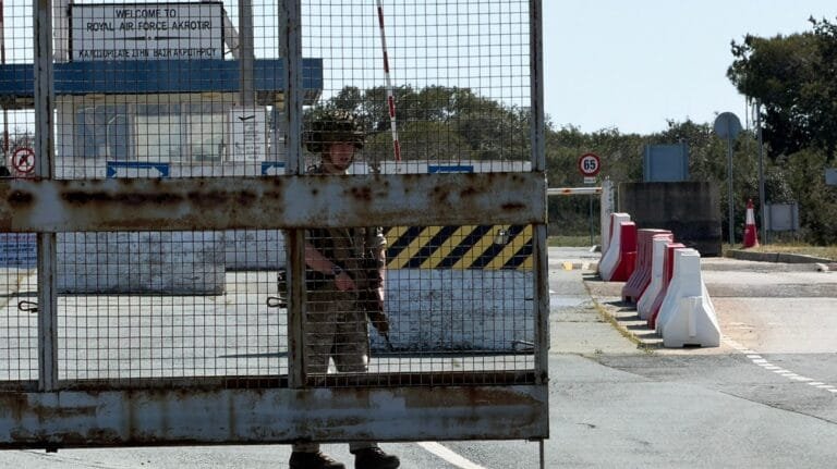 اليونان تدعم قبرص عسكريًا بعد هجوم مسيرة على قاعدة بريطانية