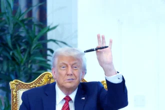 قلم ترامب يشعل الجدل داخل اجتماع إيران