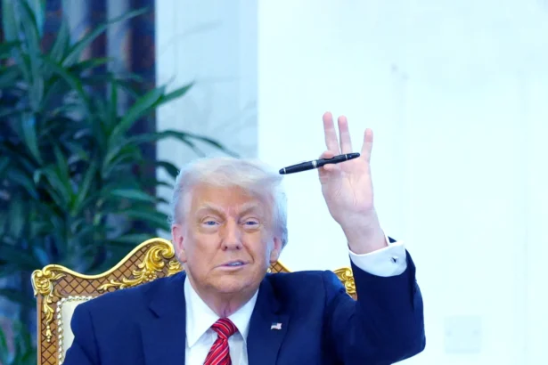 قلم ترامب يشعل الجدل داخل اجتماع إيران