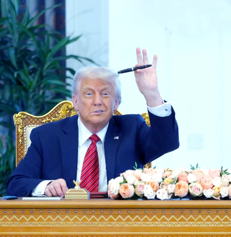 قلم ترامب يشعل الجدل داخل اجتماع إيران