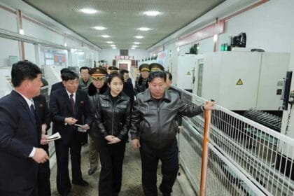 كيم جونغ أون وابنته فى مصنع الذخيرة.. اختبار مسدسات حديثة يشعل التساؤلات حول خطط التسليح الكورية