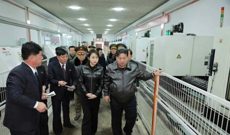 Kim Jong Un and his daughter at an ammunition factory: Testing of modern pistols raises questions about North Korea's armament plans.