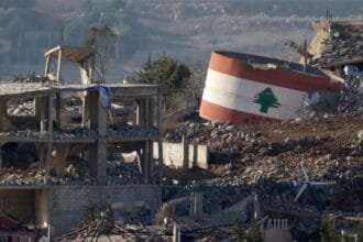 لبنان على حافة الانهيار.. سيناريو "غزة جديدة" وحرب إيرانية الصنع تلتهم الأخضر واليابس