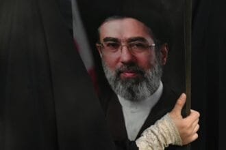 مجتبى خامنئي ينعى لاريجاني ونجله بعد اغتيالهما في هجوم دامٍ