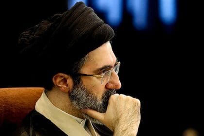 إيران تختار مجتبى خامنئي زعيماً أعلى جديداً وسط قلق بالأسواق