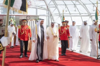 محمد بن زايد وأمير الكويت يدينان الاعتداءات الإيرانية ويؤكدان التضامن لحماية السيادة