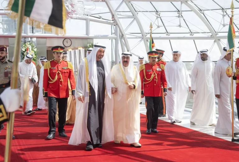 محمد بن زايد وأمير الكويت يدينان الاعتداءات الإيرانية ويؤكدان التضامن لحماية السيادة