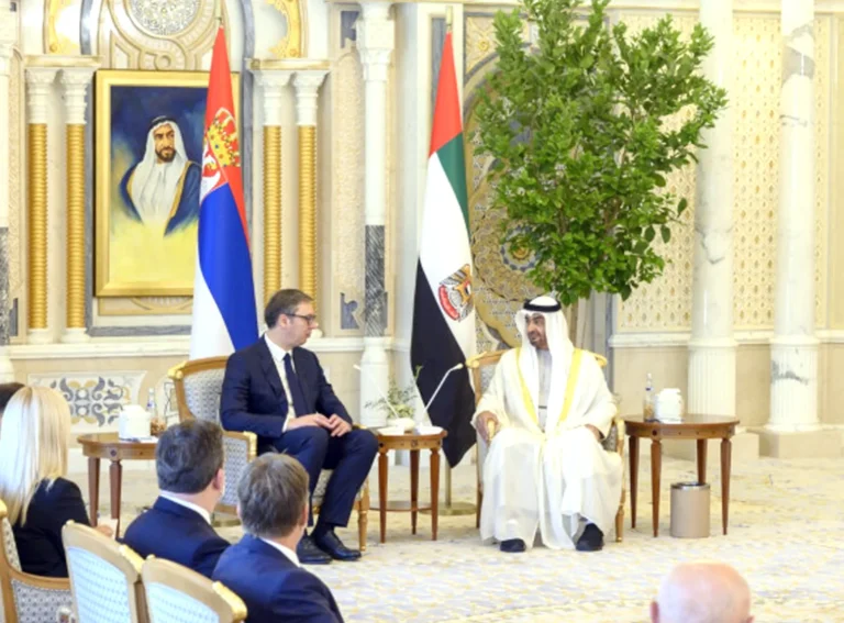 محمد بن زايد يلتقي رئيس صربيا ويبحث التطورات الإقليمية والتعاون الثنائي