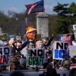 "لا للملوك": موجة احتجاجات عارمة تجتاح الولايات المتحدة ضد سياسات ترامب