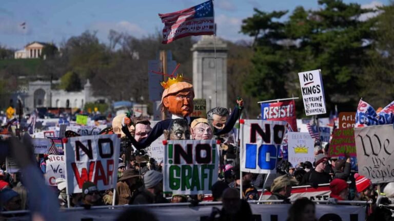 "لا للملوك": موجة احتجاجات عارمة تجتاح الولايات المتحدة ضد سياسات ترامب