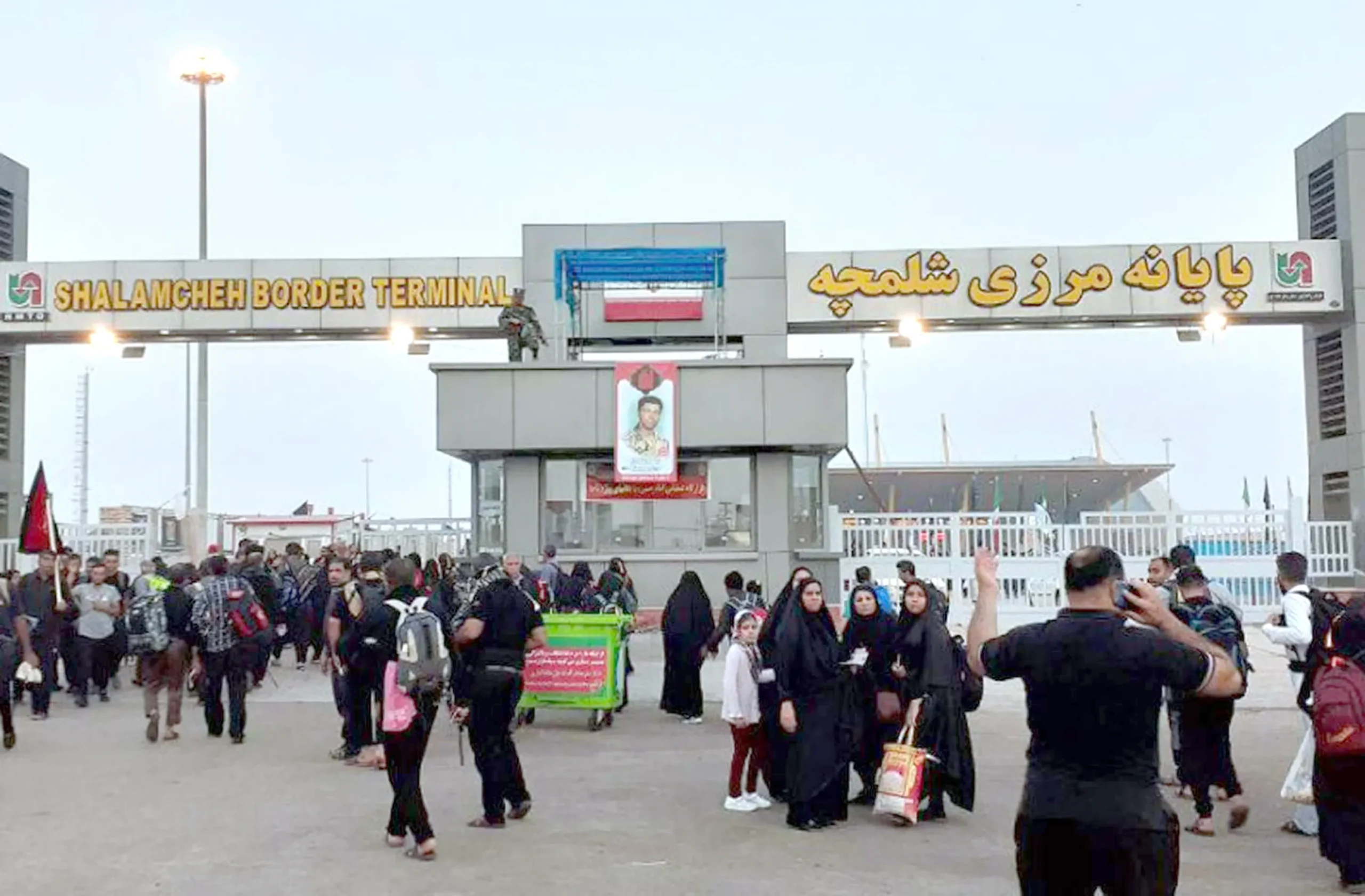 The search for “internet and bread”: Iranians cross the border into Iraq fleeing the hell of war