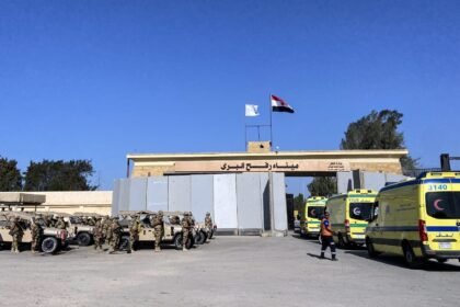 ميناء رفح البري يفتح أبوابه لاستقبال دفعة جديدة من العائدين الفلسطينيين إلى قطاع غزة