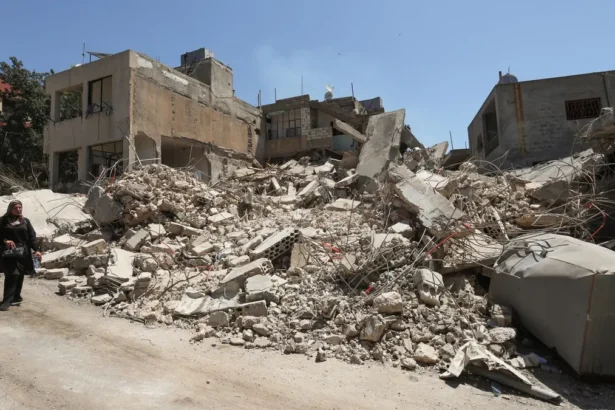 رئيس الوزراء اللبناني يعلن استعدادات حكومية لإيواء نازحي الجنوب