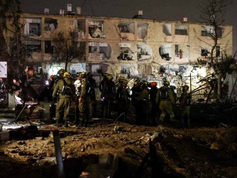 A devastating blow deep inside: 135 injured in an Iranian attack targeting Arad and Dimona