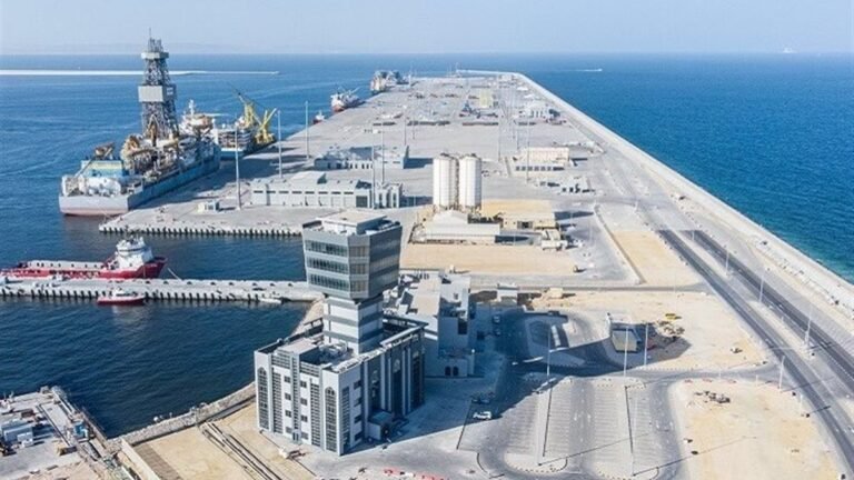 عاجل - هجوم بمسيرتين على ميناء الدقم في عُمان يُسفر عن وفاة عامل