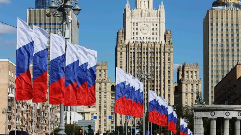 Moscow is not backing down; Russia is holding firm to its negotiating position on the Ukraine issue despite the pressure