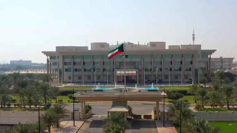 لكويت تحبط مخططاً إرهابياً لاستهداف منشآت حيوية وتضبط 10 متهمين