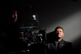 عمرو يوسف يروج لمسلسله الجديد "الفرنساوي" بصور من الكواليس