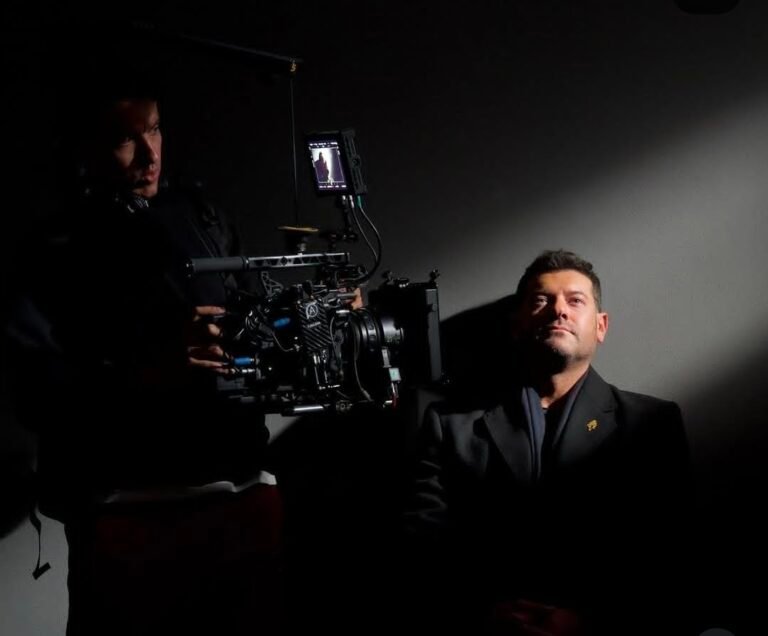 عمرو يوسف يروج لمسلسله الجديد "الفرنساوي" بصور من الكواليس