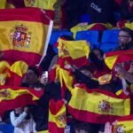 رئيس وزارة إسبانيا يُعلق على واقعة العنصرية في مباراة مصر: تصرفات غير مقبولة