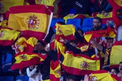 رئيس وزارة إسبانيا يُعلق على واقعة العنصرية في مباراة مصر: تصرفات غير مقبولة