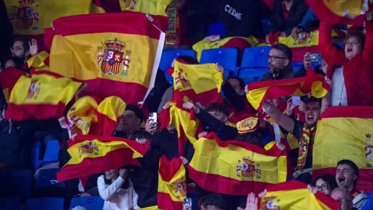 رئيس وزارة إسبانيا يُعلق على واقعة العنصرية في مباراة مصر: تصرفات غير مقبولة