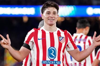 ألفاريز يرد على أنباء انتقاله إلى برشلونة: لا أُهدر طاقتي على الشائعات