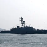 مدمرة بحرية أمريكية تعترض سفينة تجارية في المياه الدولية