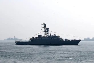 مدمرة بحرية أمريكية تعترض سفينة تجارية في المياه الدولية